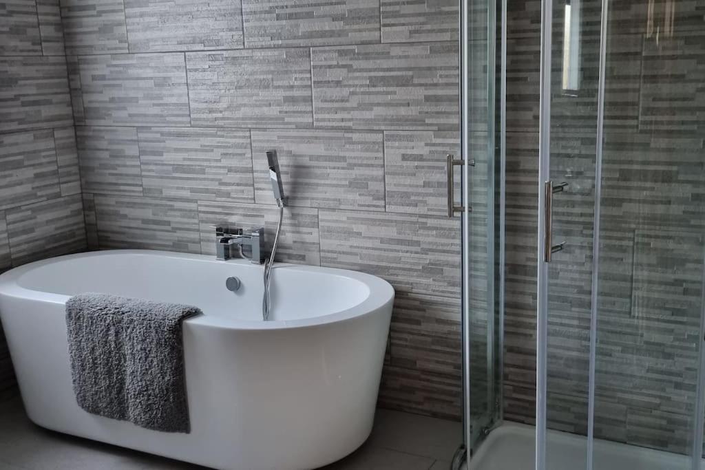 Grace'S Place With Hot Tub & Games Room Carrickfergus Exterior foto